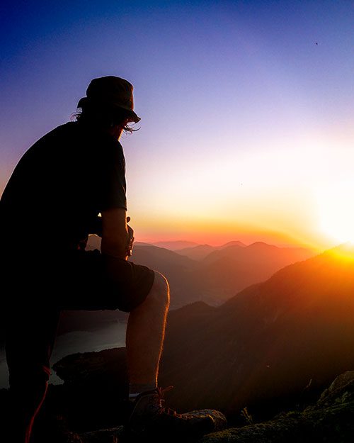 Sonnentouren mit Hund. Sonnentouren Sonnenaufgang und Sonnenuntergang in den Bergen.