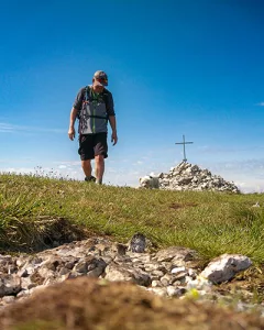 Mathiaskogel im Höllengebirge mit Hund